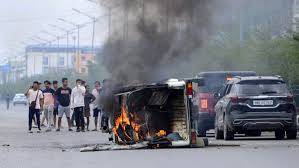 مودی سرکار پر ناکامی کے الزامات : بھارتی ریاست منی پور میں مظاہرین اور فورسز میں جھڑپیں،، کرفیو نافذ ، انٹرنیٹ بند