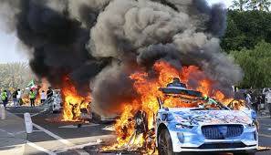 لاس اینجلس میں امیگریشن چھاپوں کے خلاف مظاہرے شدت اختیار کر گئے، ایمرجنسی کرفیو نافذ
