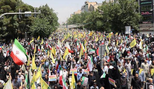 ایران میں اسرائیلی حملوں کے خلاف شدید عوامی ردعمل، سڑکوں پر مظاہرے، فوری جوابی کارروائی کا مطالبہ