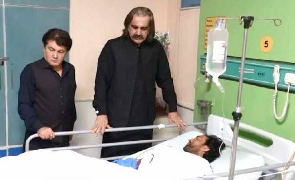  علی امین گنڈاپور نے سی ایم ایچ پشاور کا دورہ ، زخمی سکیورٹی اہلکاروں کی عیادت 
