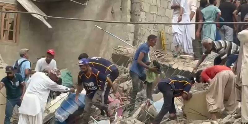  کراچی کے علاقے لیاری بغدادی میں پانچ منزلہ عمارت گر گئی، 5 افراد جاں بحق، متعدد ملبے تلے دب گئے