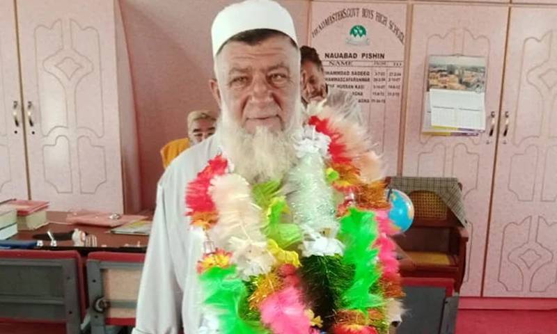 عمر کی نہیں، لگن کی ضرورت ہے، 55 سالہ فیض الحق نے میٹرک کا امتحان پاس کرلیا
