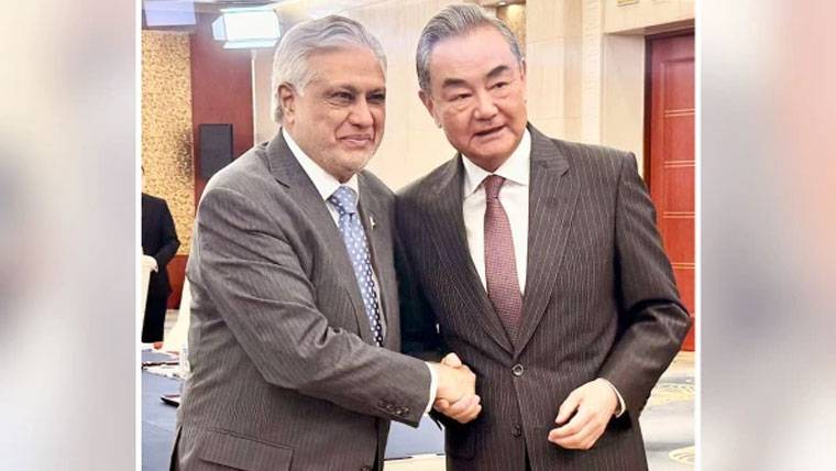 وزیر خارجہ اسحاق ڈار کی چینی ہم منصب سے اہم ملاقات، سی پیک اور دوطرفہ تعاون پر بات چیت