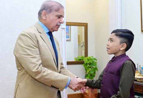 وزیراعظم سے معروف کونٹینٹ کریئیٹر طلحہ احمد کی ملاقات، اعزازی شیلڈ اور ٹیبلٹ سے نوازا گیا
