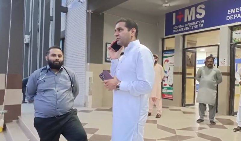 ڈپٹی کمشنر مظفرگڑھ کا رات گئے ہسپتال اور منڈیوں کا اچانک دورہ، غفلت پر برہمی کا اظہار