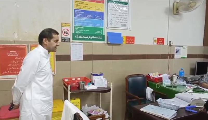 ڈپٹی کمشنر مظفرگڑھ کا رات گئے ہسپتال اور منڈیوں کا اچانک دورہ، غفلت پر برہمی کا اظہار