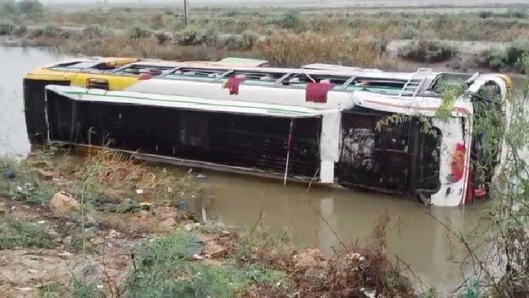 کراچی سے کینجھر جھیل جانے والی بس حادثے کا شکار، 6 جاں بحق اور 20 زخمی