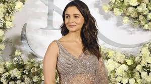 عالیہ بھٹ نے سخاوت کی مثال قائم کردی، ڈرائیور اور ملازمہ کو سالگرہ پرتحفے میں گھر دلوادیا