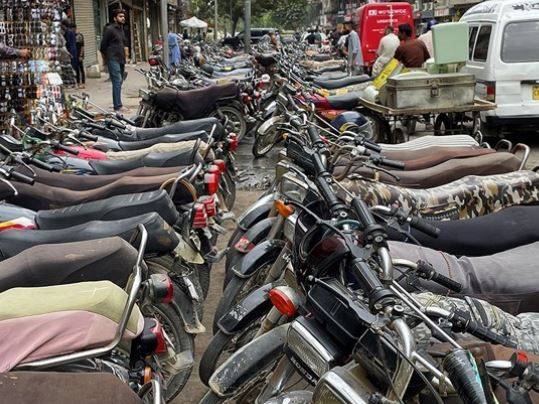 کراچی کے 25 ٹاؤنز میں شہری سڑکوں پر پارکنگ فیس ختم، نوٹیفکیشن جاری