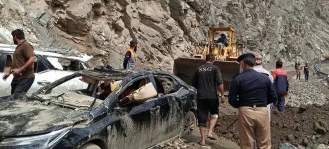 چلاس: لینڈ سلائیڈنگ کے باعث فیری میڈوز روڈ بند، سیاحوں کی ریسکیو آپریشن جاری