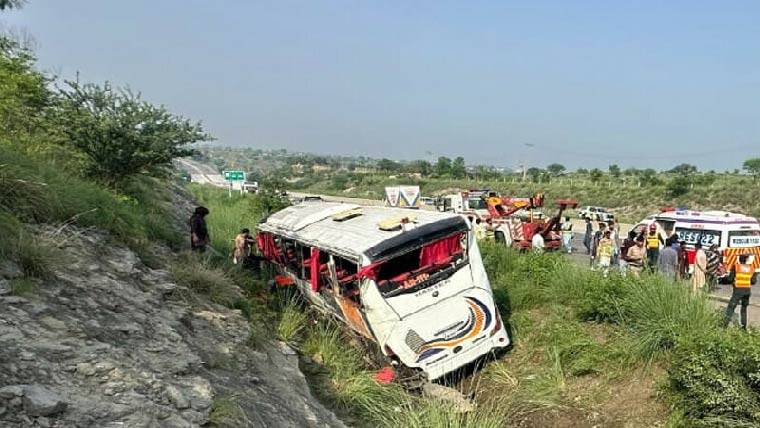 چکوال : موٹر وے ایم 2 پر بس کھائی میں گرنے سے 8 افراد جاں بحق