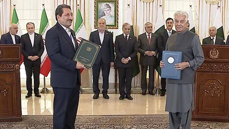 پاکستان اور ایران کے درمیان مختلف شعبوں میں 13 معاہدے اور مفاہمتی یادداشتوں پر دستخط 