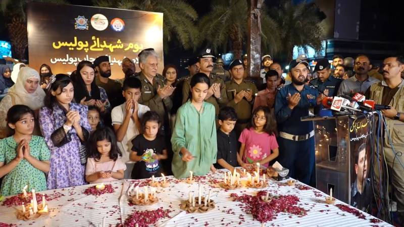 یومِ شہدائے پولیس پر سٹی ٹریفک پولیس کا خراج عقیدت، لبرٹی چوک پر شمعیں روشن