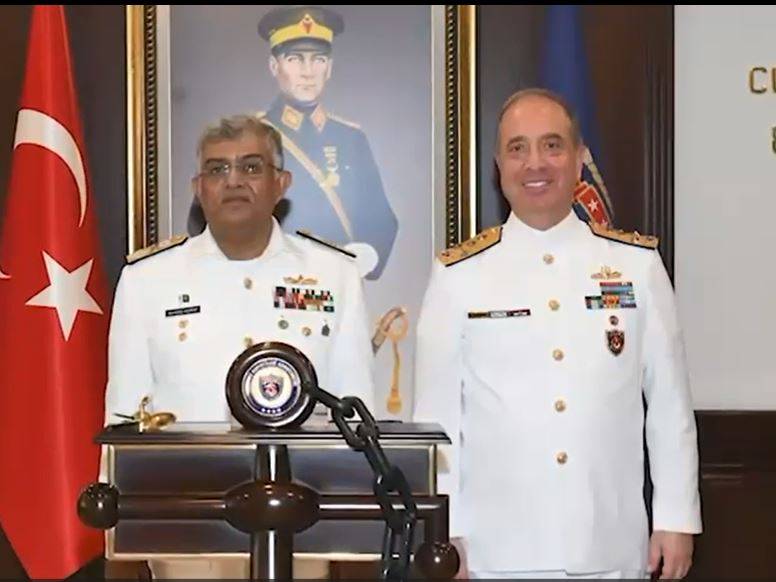 پاک بحریہ کے سربراہ ایڈمرل نوید اشرف کو ترکیہ میں اعلیٰ عسکری اعزاز 