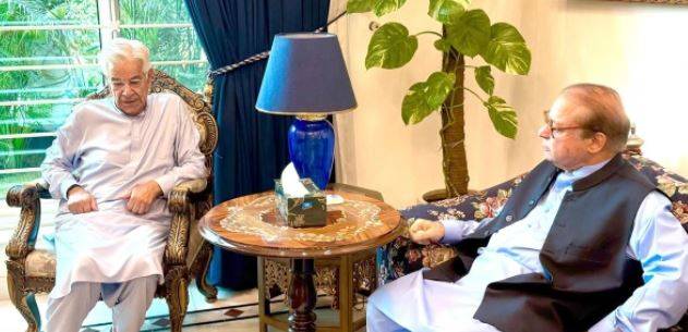 نواز شریف سے خواجہ آصف کی ملاقات، ملکی سیاست پر تبادلہ خیال