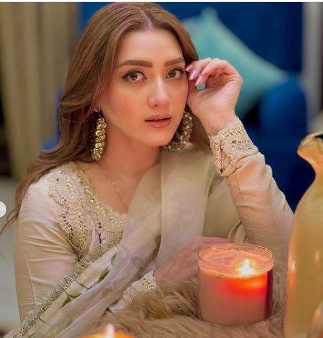 مومنہ اقبال کو مرد مداحوں کے ’بے بی، کھانا کھا لیا؟‘ سوالات، سوشل میڈیا پر پیغامات کی بہار