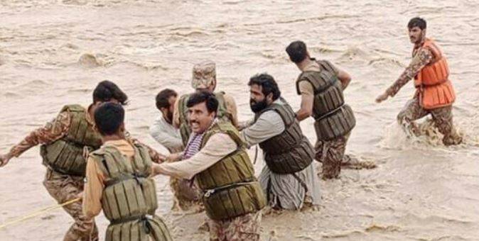پاک فوج نے سیلاب متاثرین کی مدد کے لیے ایک دن کی تنخواہ اور راشن وقف کر دیا