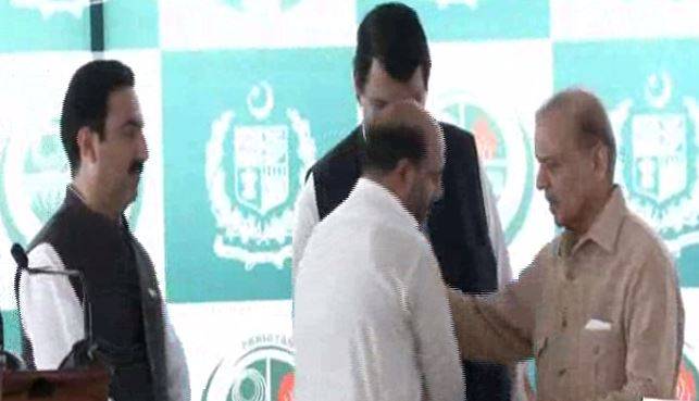 وزیراعظم شہباز شریف اور فیلڈ مارشل عاصم منیر کا سیلاب سے متاثرہ علاقوں کا دورہ، متاثرین سے ملاقات، امدادی چیکس تقسیم