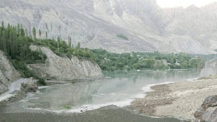 غذر میں برفانی پہاڑ کے ٹکڑے گرنے سے بنی جھیل کی سطح میں 8 فٹ تک کمی، نشیبی علاقوں کو خطرہ، متعدد سکول اور ہوٹل بند