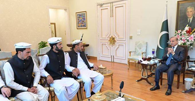 وزیراعظم کی گلگت بلتستان کے قومی ہیروز سے ملاقات، فی کس 25 لاکھ روپے انعام