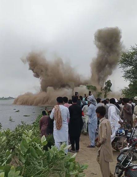  دریاے چناب میں ہیڈ قادر آباد کے قریب 9 لاکھ 35 ہزار کیوسک پانی پہنچنے پر دھماکہ کرکے شگاف ڈال دیا گیا
