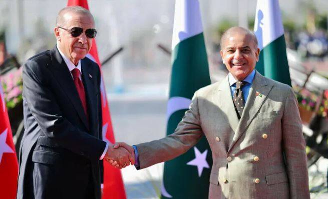 ترک صدر ایردوان کا وزیراعظم شہباز شریف سے ٹیلی فون پر رابطہ، سیلاب متاثرین کے لیے مکمل تعاون کی پیشکش