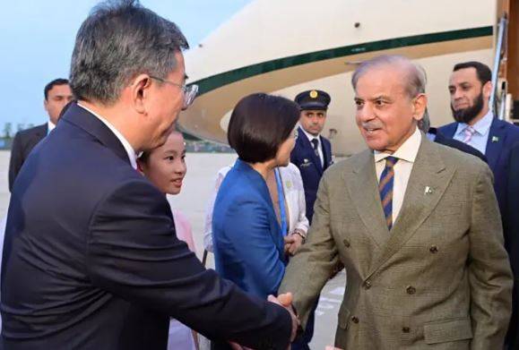 وزیراعظم شہباز شریف شنگھائی تعاون تنظیم کے اجلاس میں شرکت کے لئے چین پہنچ گئے، چینی صدر شی جن پنگ سمیت عالمی رہنماؤں سے ملاقات کریں گے