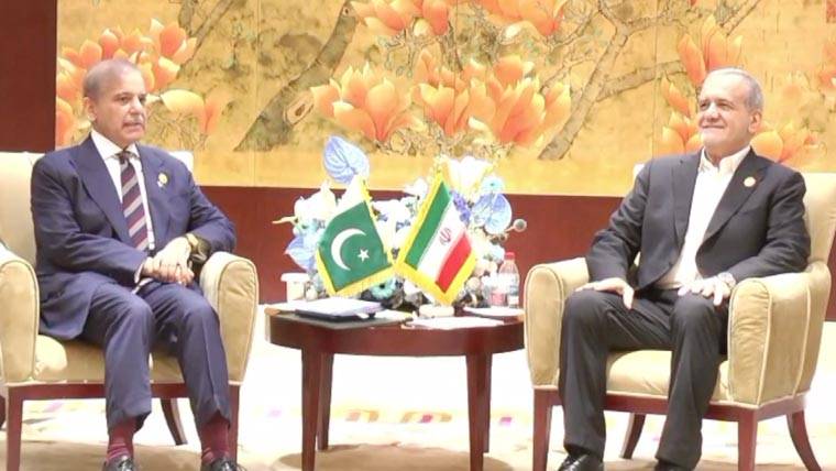 وزیراعظم شہباز شریف اور ایرانی صدر مسعود پزشکیان کی ملاقات، دوطرفہ تعلقات مضبوط بنانے پر زور