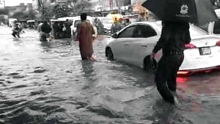 بونیر میں طوفانی بارش، پانی گھروں اور بازار میں داخل، شہریوں میں خوف و ہراس 