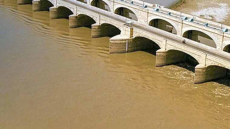 گڈو بیراج پر درمیانے درجے کا سیلاب، کچے کے دیہات زیر آب، نقل مکانی شروع