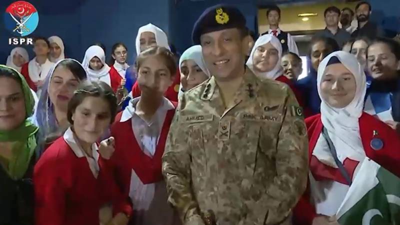 ڈی جی آئی ایس پی آر لیفٹیننٹ جنرل احمد شریف چودھری کا مری کے تعلیمی اداروں کا دورہ، طلبہ سے معلوماتی نشست
