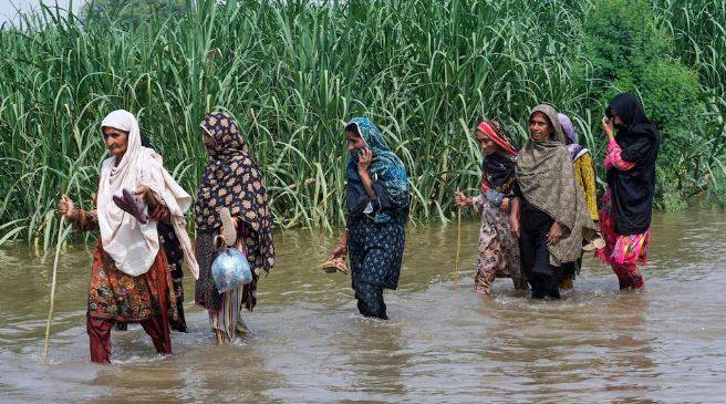 بھارت کی جانب سے پانی چھوڑنے کے بعد پنجاب میں سیلابی صورتحال سنگین، درجنوں علاقے زیر آب