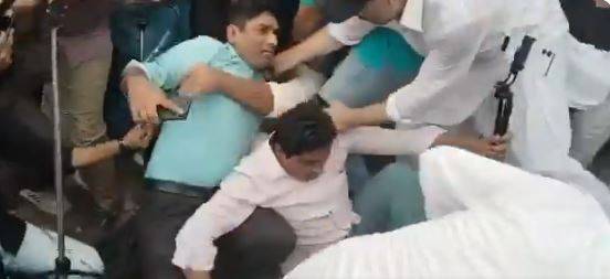 اڈیالہ جیل کے باہر صحافیوں پرپی ٹی آئی کارکنوں کا حملہ، دو زخمی، علیمہ خان کی ٹاک کا بائیکاٹ
