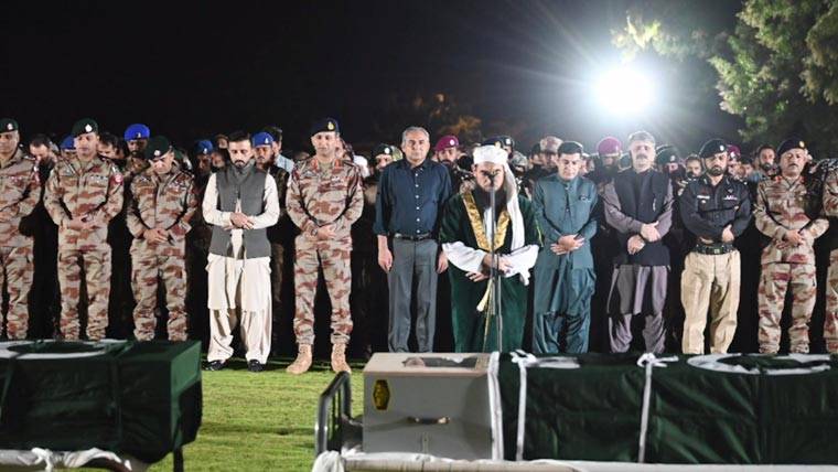 وفاقی وزیرداخلہ محسن نقوی کی تربت میں شہید کیپٹن وقار احمد اور دیگر جوانوں کی نماز جنازہ میں شرکت