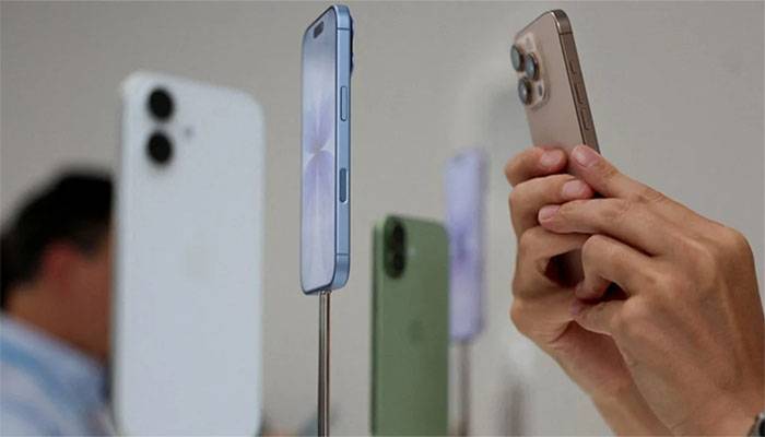 ایپل کے نئے آئی فون 17 ماڈلز میں فاسٹ چارجنگ، مگر اضافی چارجر خریدنے کی ضرورت کیوں؟