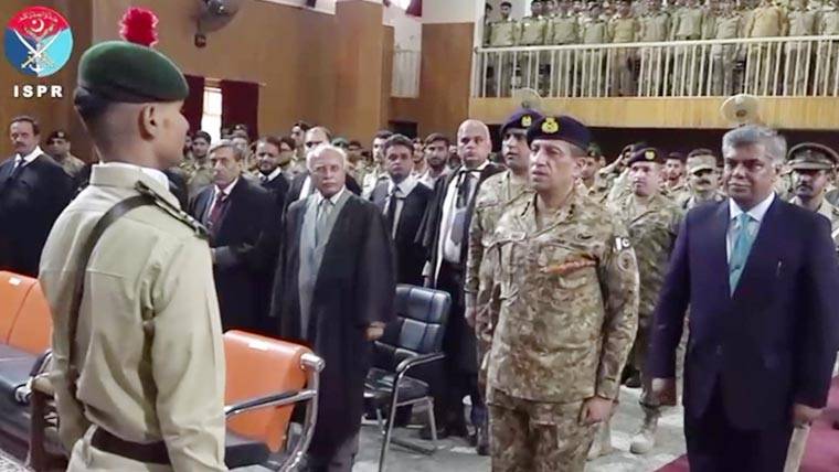 ڈی جی آئی ایس پی آر لیفٹیننٹ جنرل احمد شریف چودھری کا کیڈٹ کالج پلندری کا دورہ، طلباء و اساتذہ سے ملاقات