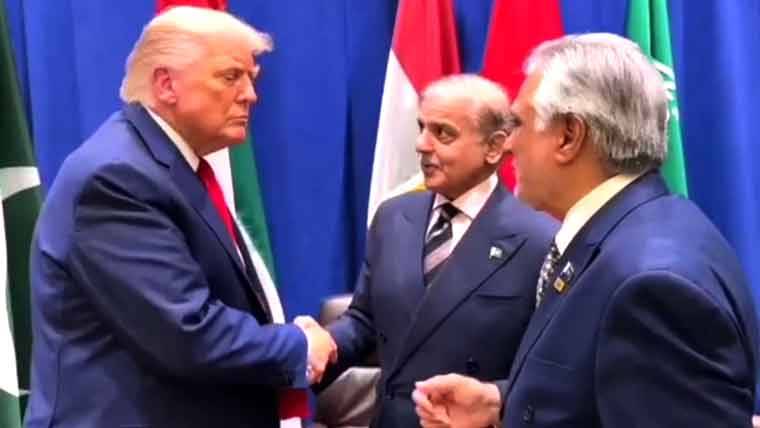 وزیراعظم شہباز شریف کی امریکی صدر ڈونلڈ ٹرمپ سے ملاقات، امن و عالمی صورت حال پر غیر رسمی گفتگو