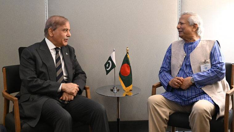 وزیراعظم شہباز شریف اور بنگلہ دیش کے چیف ایڈوائزر پروفیسر محمد یونس کی ملاقات ، تعلقات بہتر بنانے کے عزم کا اعادہ