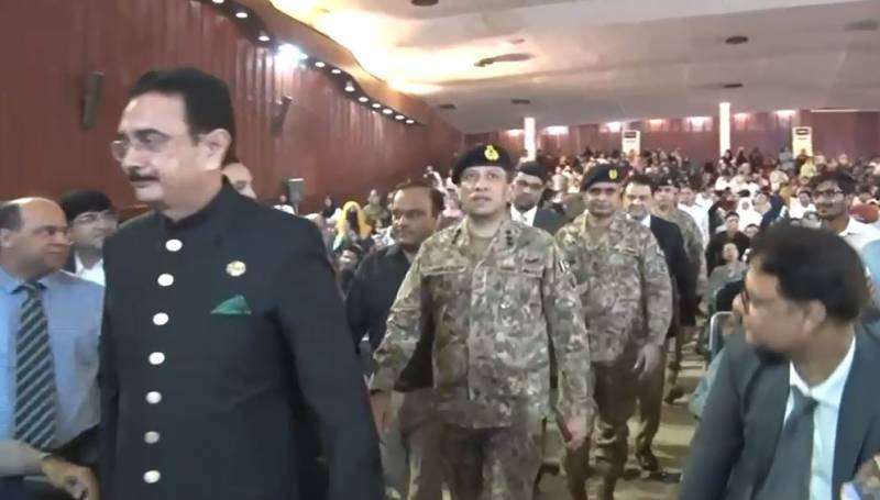ڈی جی آئی ایس پی آر لیفٹیننٹ جنرل احمد شریف چوہدری کا پنجاب یونیورسٹی لاہور کا دورہ، طلبہ و اساتذہ کی طرف سے پرتپاک استقبال