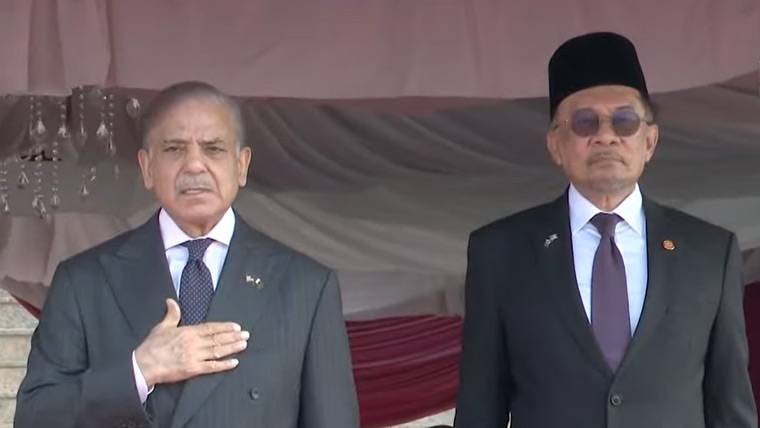 وزیراعظم شہباز شریف کے اعزاز میں ملائیشیا میں باضابطہ استقبالیہ تقریب، گارڈ آف آنر پیش 