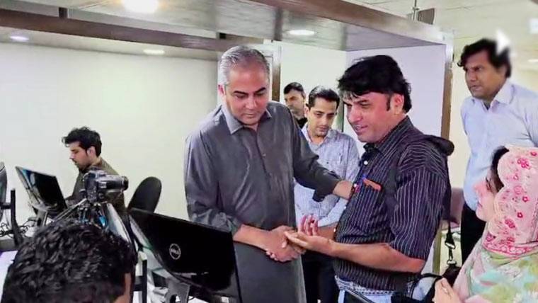 وفاقی وزیر داخلہ محسن نقوی کا ایگزیکٹو پاسپورٹ آفس ڈیفنس کا اچانک دورہ