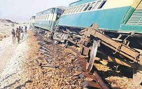 شکار پور میں ریلوے ٹریک پر دھماکہ، جعفر ایکسپریس کی 4 بوگیاں پٹڑی سے اتر گئیں