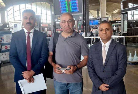 سابق سینیٹر مشتاق احمد اسرائیلی حراست سے رہائی کے بعد اسلام آباد پہنچ گئے