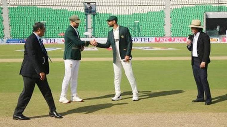 پاکستان کا جنوبی افریقہ کے خلاف پہلے ٹیسٹ میچ میں ٹاس جیت کر بیٹنگ کا فیصلہ 