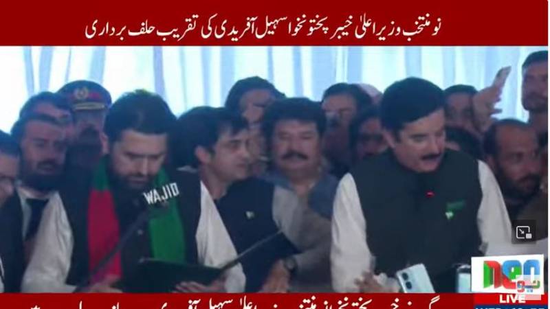 کے پی کے نو منتخب وزیرا علی نے حلف اٹھالیا، کارکنوں کی پارٹی قیادت کے حق میں نعرے بازی