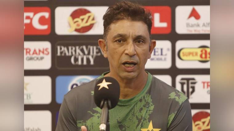 جنوبی افریقہ کے خلاف دوسرے ٹیسٹ میچ میں ٹیم میں زیادہ تبدیلیاں نہیں کی جائیں گی، پچ کے مطابق فائنل الیون کا انتخاب کیا جائے گا ، اظہر محمود 