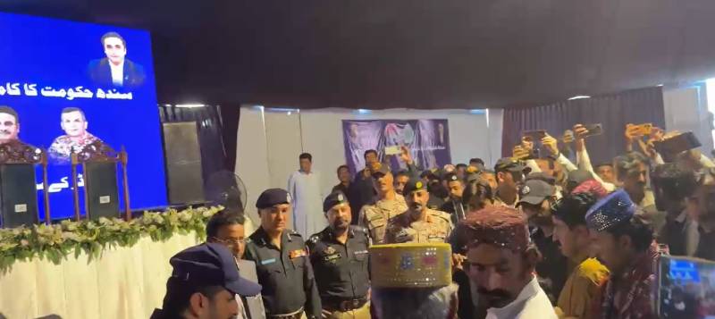 سندھ میں کچے کے 71 ڈاکوؤں نے سرینڈر کر دیا، 200 سے زائد ہتھیار پولیس کے حوالے