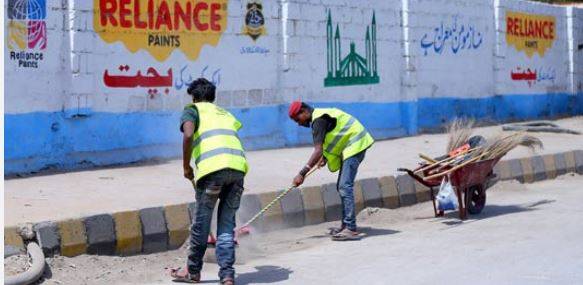 کراچی میں مرکزی شاہراہوں اور فٹ پاتھوں کی دھلائی مہم کا آغاز، شہریوں کو بہتر سہولیات فراہم کرنے کا عزم