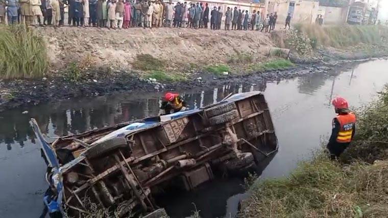 شیخوپورہ: سکول بس اور ٹرک میں تصادم، 21 بچے زخمی