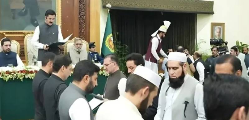 خیبرپختونخوا کی 13 رکنی نئی کابینہ نے حلف اٹھا لیا